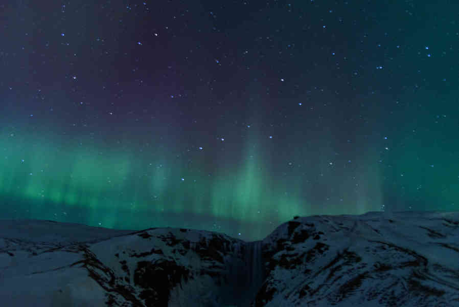 Islandia 106 - Aurora Boreal - catarata de Skógafoss.jpg